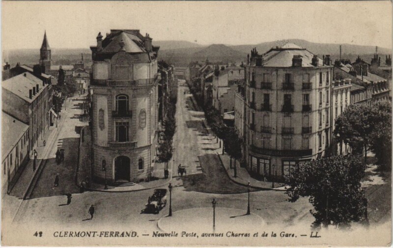 Carte postale ancienne Clermont Ferrand Nouvelle Poste, avenues Charras&de la Gare à Clermont-Ferrand