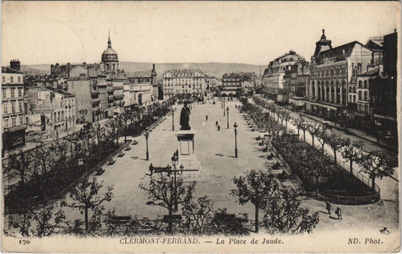 Carte postale ancienne Clermont Ferrand Place de Jaude à Clermont-Ferrand