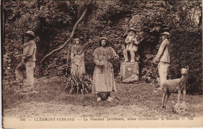 Carte postale ancienne Clermont Ferrand Fontaine Petrifiante à Clermont-Ferrand