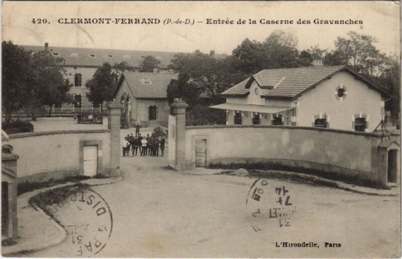 Carte postale ancienne Clermont Ferrand Entree de la Caserne des Gravanches à Clermont-Ferrand