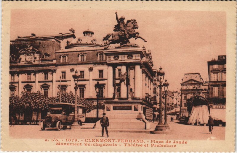 Carte postale ancienne Clermont Ferrand Statue de Vercingetorix à Clermont-Ferrand