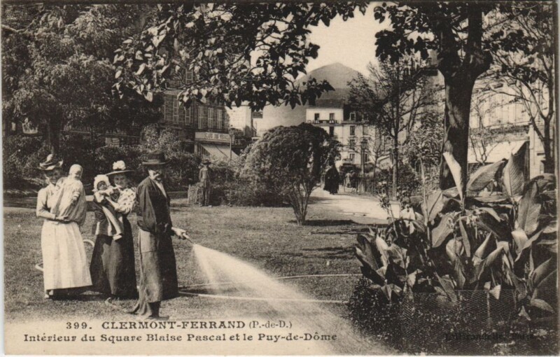 Carte postale ancienne Clermont Ferrand Interieur du Square Blaise Pascal à Clermont-Ferrand