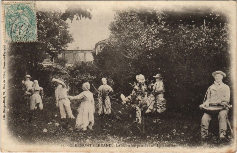 Carte postale ancienne Clermont Ferrand Fontaine Petrifiante à Clermont-Ferrand