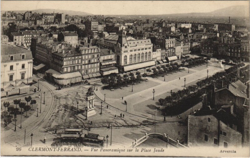Carte postale ancienne Clermont Ferrand vue panoramique sur la Place Jaude à Clermont-Ferrand