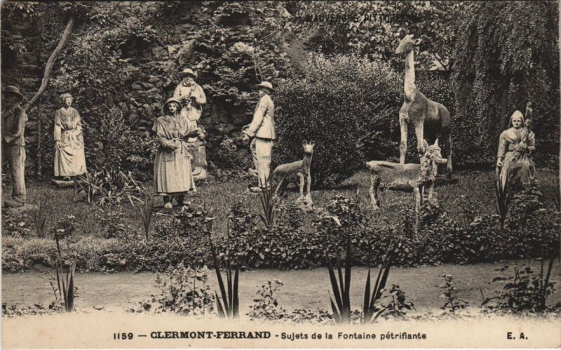 Carte postale ancienne Clermont Ferrand Sujets de la Fontaine pterifiante à Clermont-Ferrand