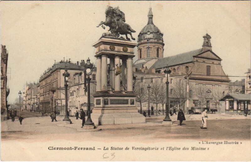 Carte postale ancienne Clermont Ferrand Statue de Vercingetorix ,Eglise des Minimes à Clermont-Ferrand