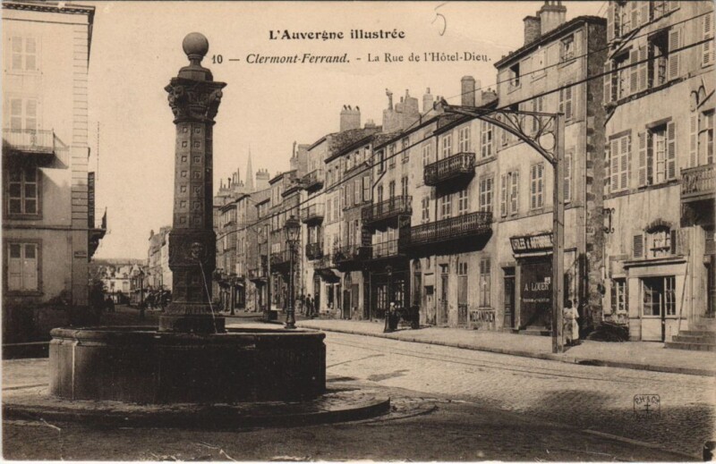 Carte postale ancienne Clermont Ferrand Rue de l'hotel Dieu à Clermont-Ferrand