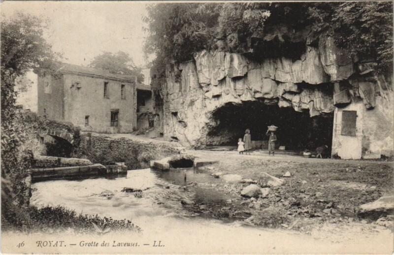 Carte postale ancienne Royat Grotte des Laveuses à Royat
