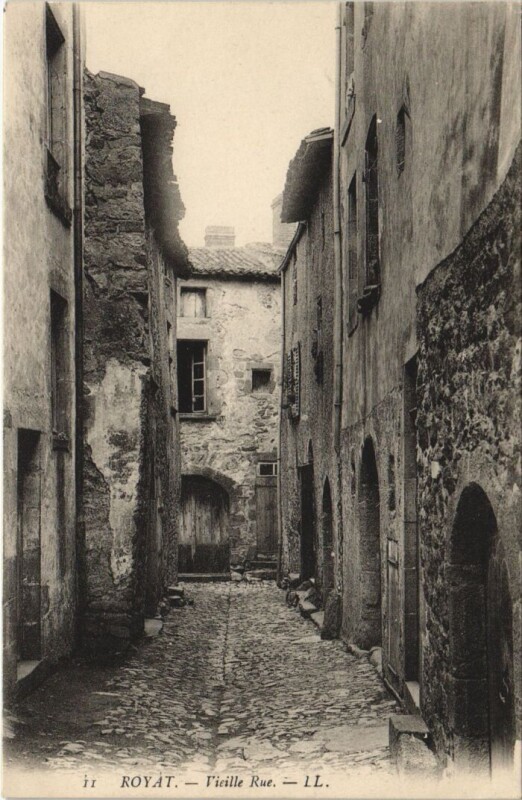 Carte postale ancienne Royat vieille rue à Royat