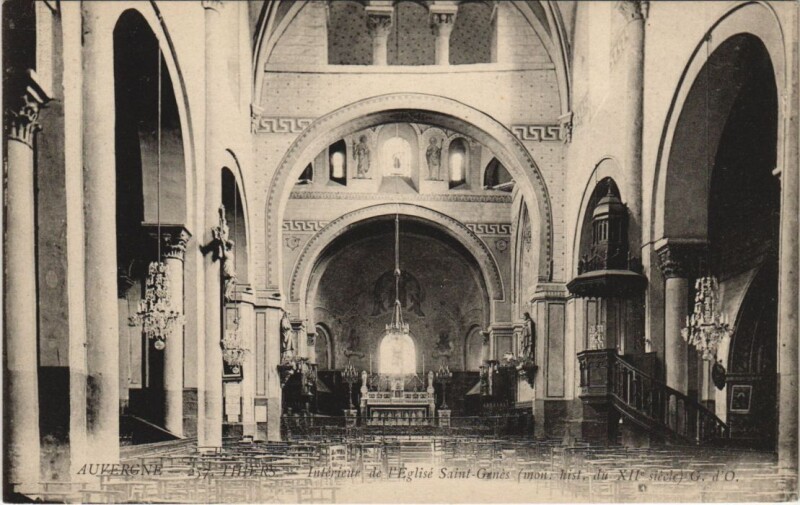 Carte postale ancienne Thiers Interieur de l'Eglise Saint-Genes à Thiers