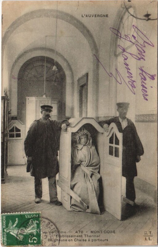 Carte postale ancienne Le Mont Dore Etablissement Thermal ,Baigneuse en Chaise à Mont-Dore