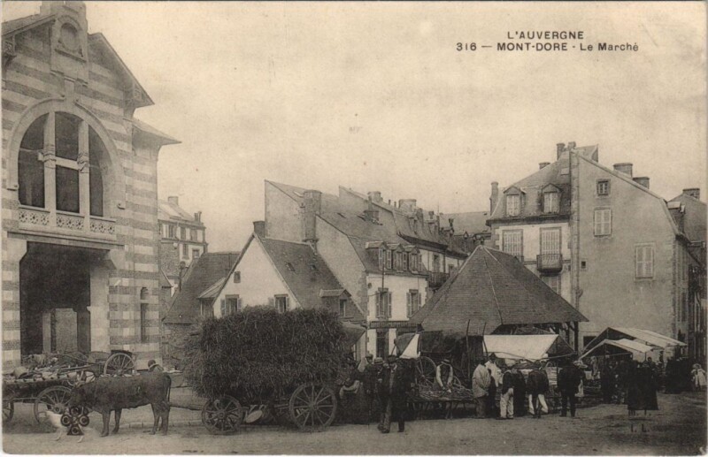 Carte postale ancienne Le Mont Dore Le Marche à Mont-Dore