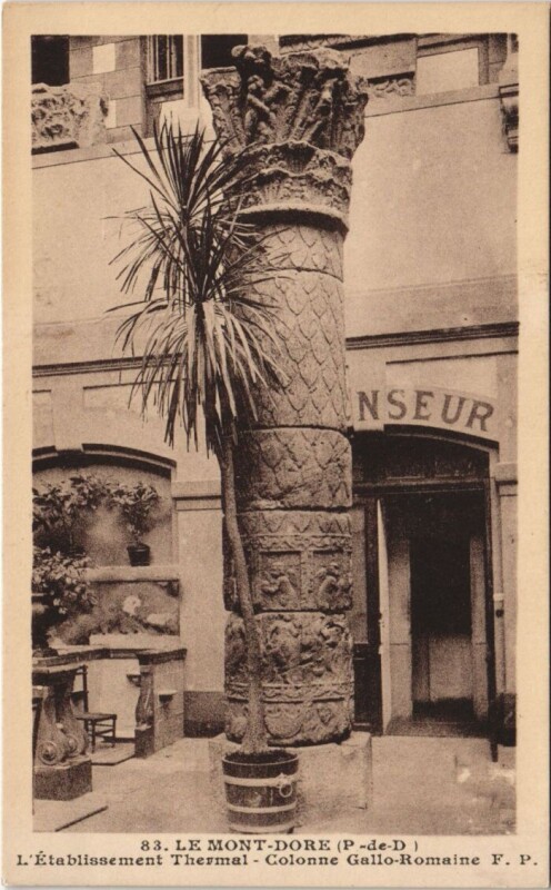 Carte postale ancienne Le Mont Dore Etablissement Thermal , Colonne Gallo Romaine à Mont-Dore