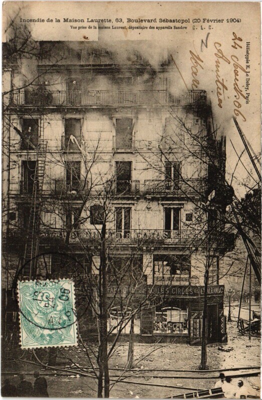 Carte postale ancienne Incendie de la Maison Laurette à Paris 1er