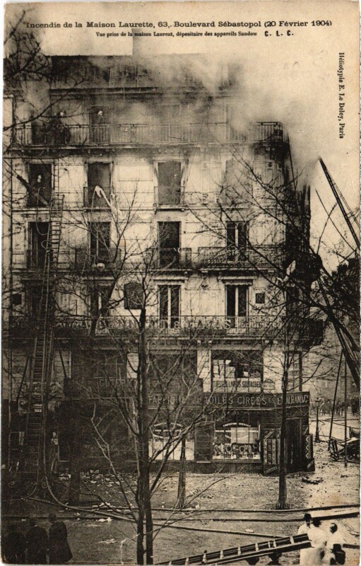 Carte postale ancienne Incendie de la Maison Laurette à Paris 1er