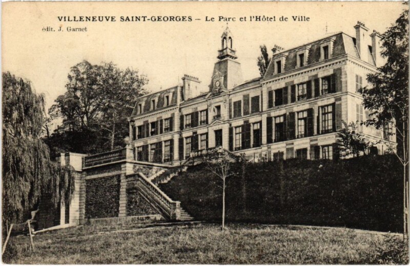 Carte postale ancienne Villeneuve St.Georges Le Parc et l'Hotel de Ville France