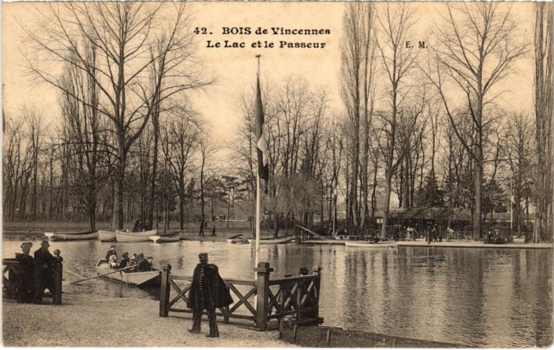 Carte postale ancienne Bois de Vincennes - Le Lac et le Passeur à Paris 12e