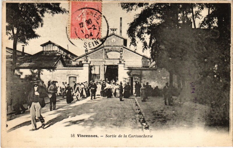 Carte postale ancienne Vincennes Sortie de la Cartoucherie France à Vincennes