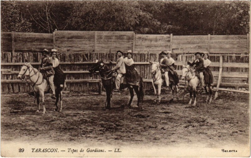 Carte postale ancienne Tarascon Types de Gardians à Tarascon