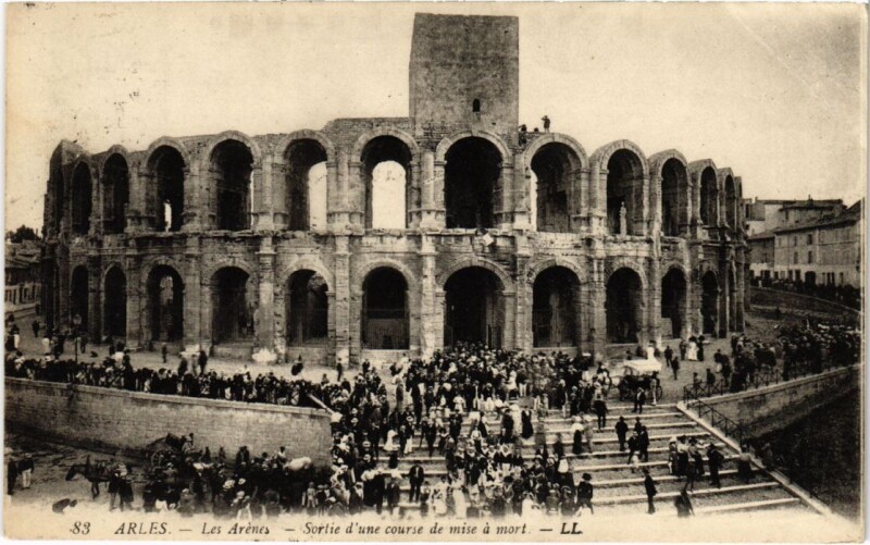 Carte postale ancienne Arles Les Arenes - Sortie d'une Course de Mise a Mort à Arles