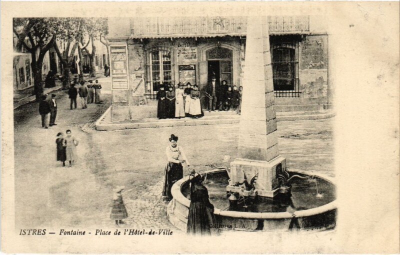 Carte postale ancienne Istres Fontaine - Place de l'Hotel de Ville à Istres