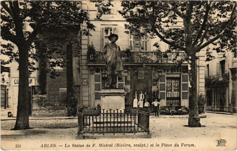 Carte postale ancienne Arles La Statue de F. Mistral et la Place du Forum à Arles