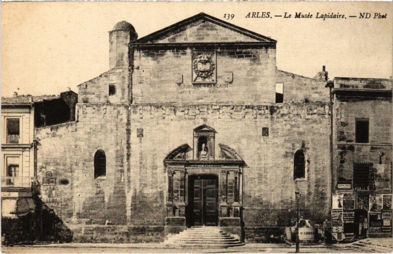 Carte postale ancienne Arles Le Musee Lapidaire à Arles
