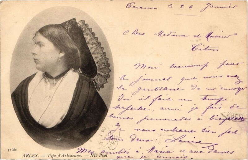 Carte postale ancienne Arles Type d'Arlesienne à Arles
