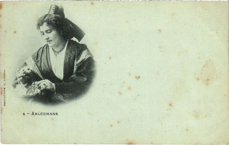 Carte postale ancienne Arles Arlesienne - Femme - Type à Arles