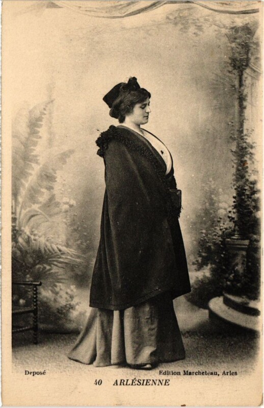 Carte postale ancienne Arles Arlesienne - Femme - Type à Arles
