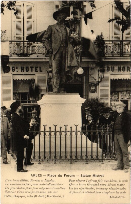 Carte postale ancienne Arles Place du Forum - Statue Mistral à Arles