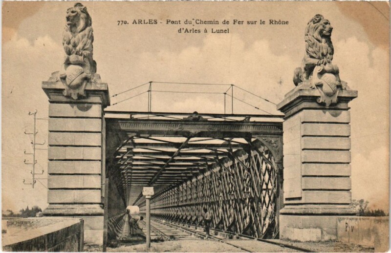 Carte postale ancienne Arles Pont du Chemin de Fer sur le Rhone à Arles