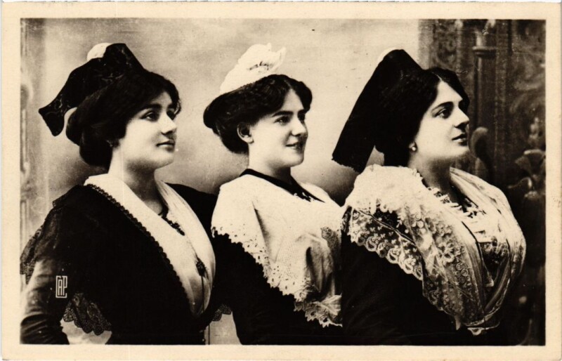 Carte postale ancienne Arlesiennes - Femmes - Types à Arles