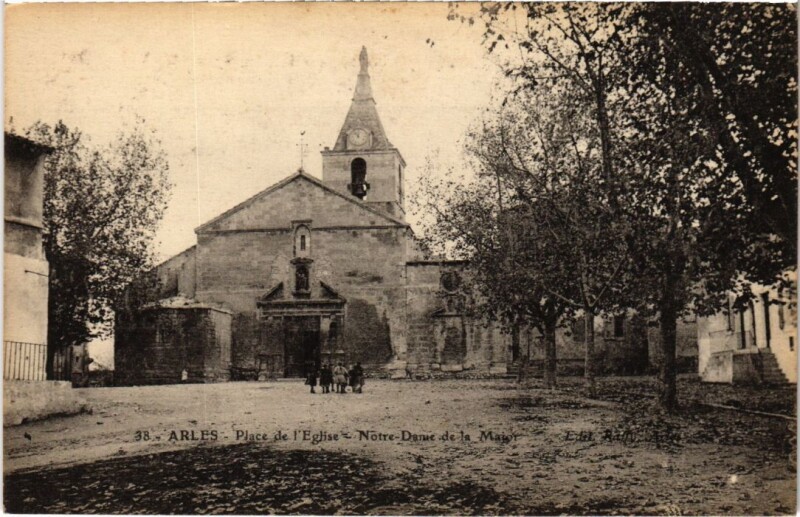 Carte postale ancienne Arles Place de l'Eglise - Eglise à Arles