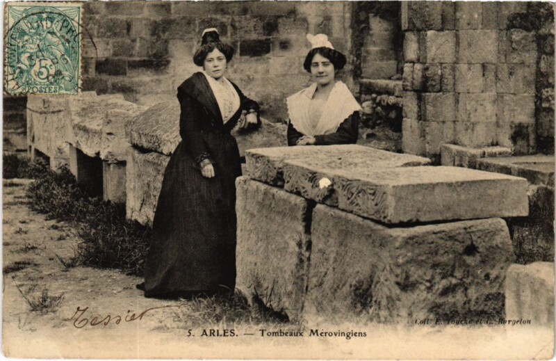 Carte postale ancienne Arles Tombeaux Merovingiens à Arles