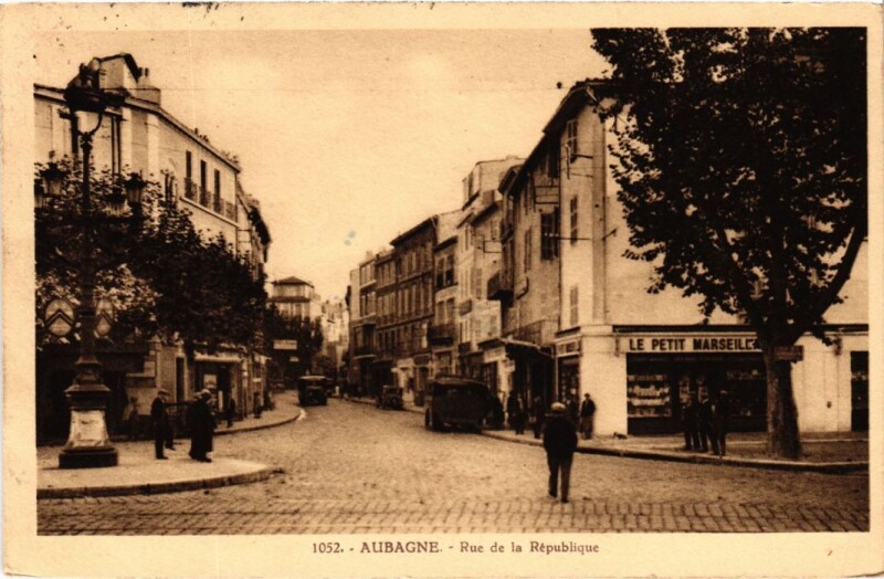 Carte postale ancienne Aubagne Rue de la Republique à Aubagne