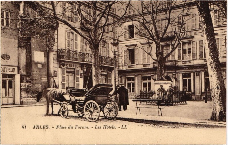 Carte postale ancienne Arles Place du Forum - Les Hotels à Arles