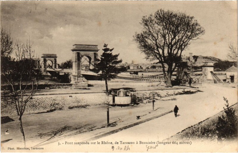 Carte postale ancienne Tarascon Beaucaire - Pont Suspendu sur le Rhone à Tarascon