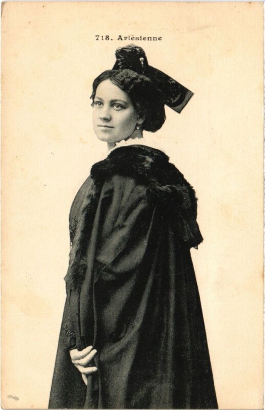 Carte postale ancienne Arles Arlesienne - Femme - Type à Arles