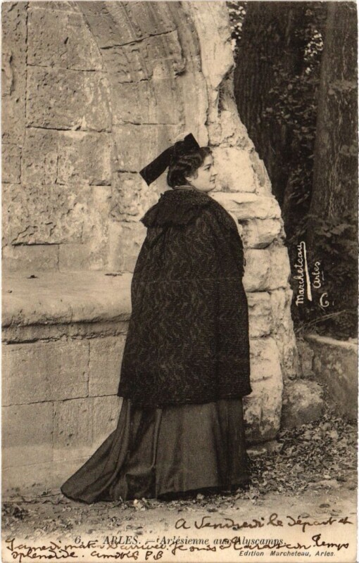 Carte postale ancienne Arles Arlesienne aux Alyscamps à Arles