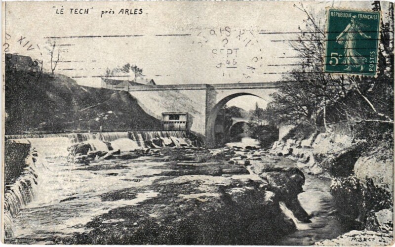 Carte postale ancienne Arles Le Tech pres Arles à Arles