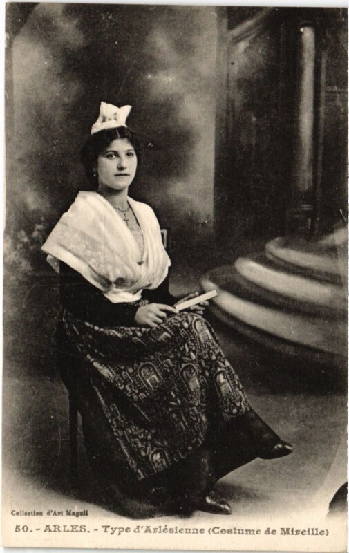 Carte postale ancienne Arles Type d'Arlesienne - Costume de Mireille à Arles
