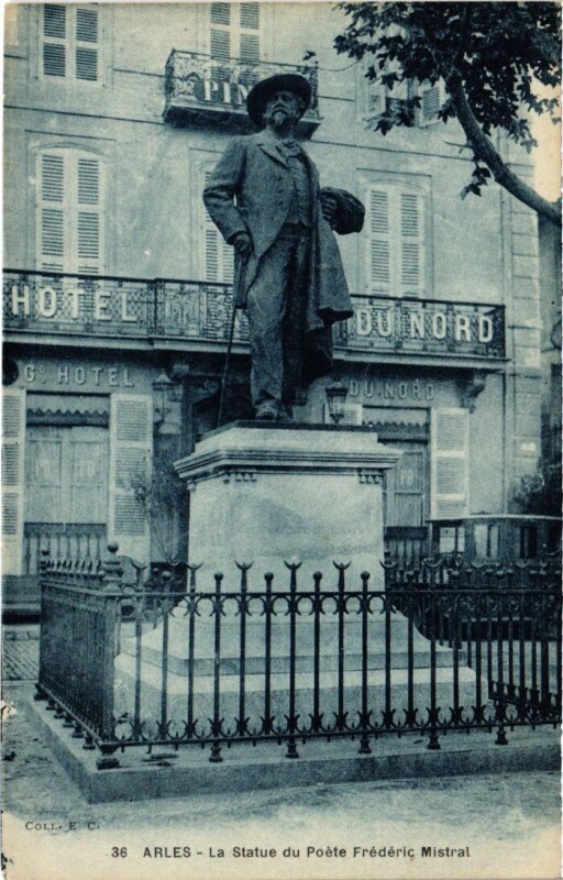 Carte postale ancienne Arles La Statue du Poete Frederic Mistral à Arles