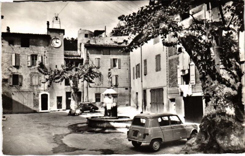Carte postale ancienne Auriol Place Sainte-Barbe à Auriol