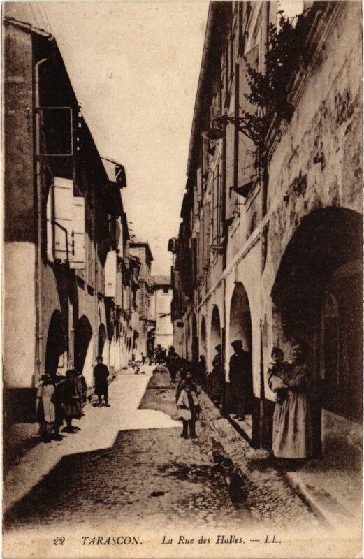 Carte postale ancienne Tarascon La Rue des Halles à Tarascon
