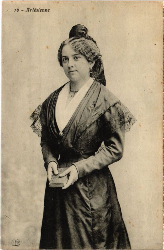 Carte postale ancienne Arles Arlesienne - Femme - Type à Arles