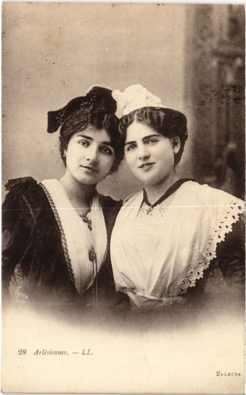 Carte postale ancienne Arles Arlesiennes - Femmes - Types à Arles
