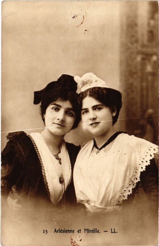 Carte postale ancienne Arlesienne et Mireille - Femmes - types à Arles
