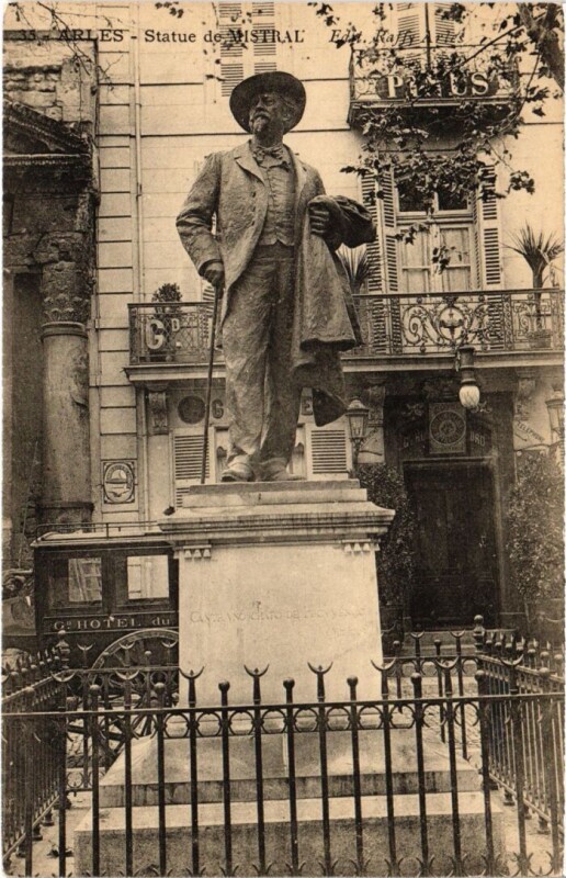 Carte postale ancienne Arles Statue de Mistral à Arles
