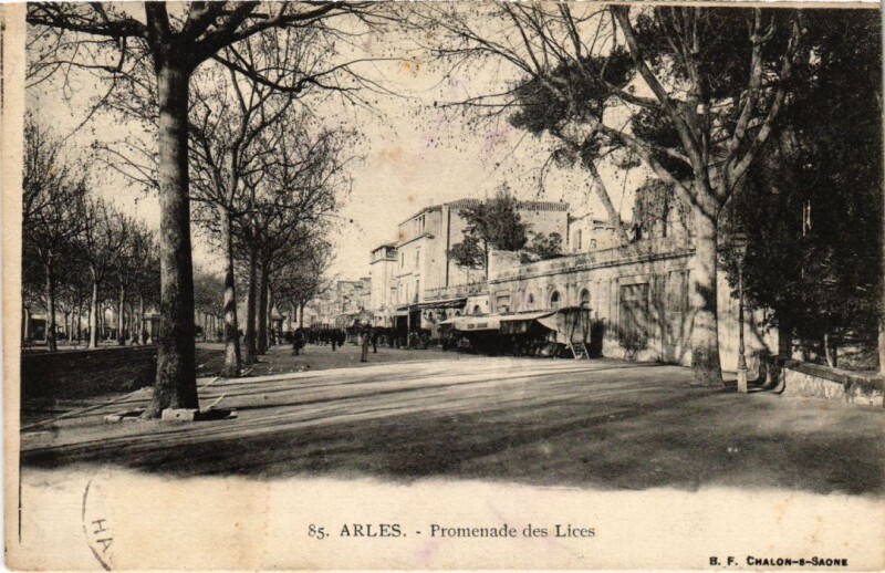 Carte postale ancienne Arles Promenade des Lices à Arles